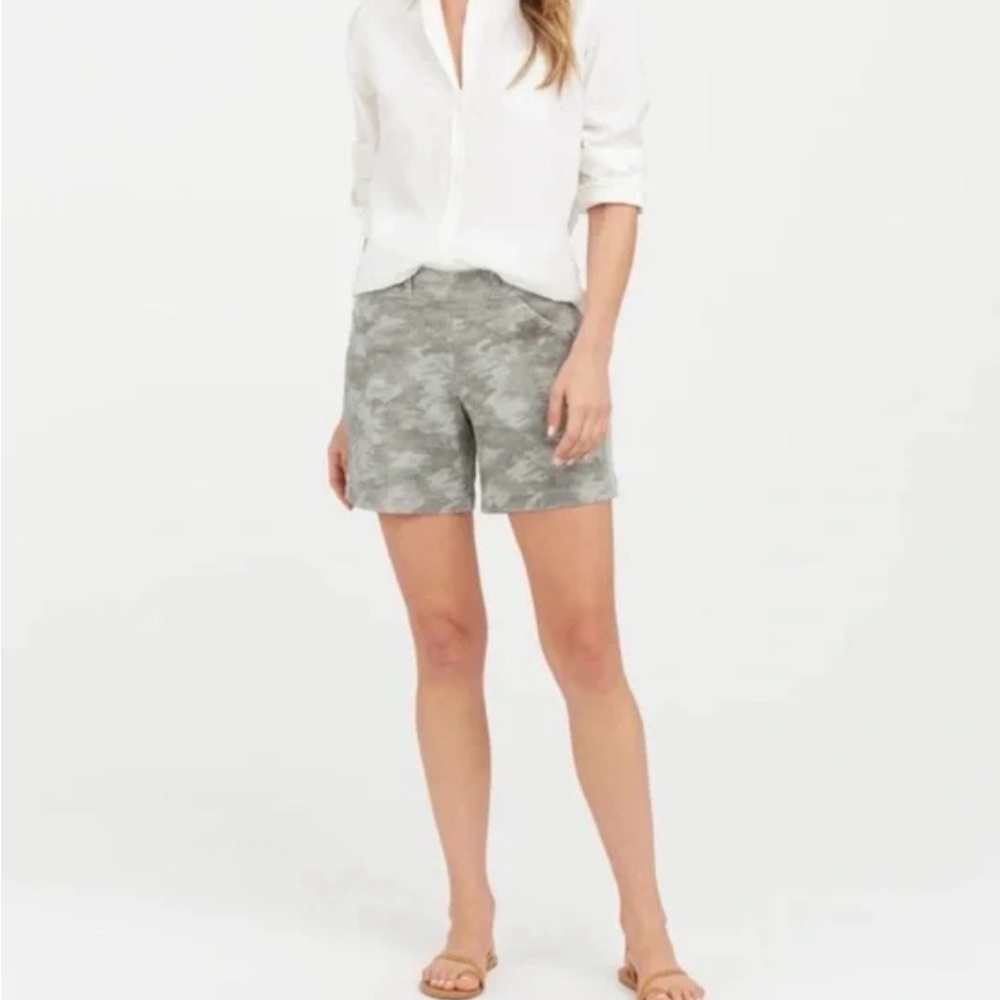 Spanx Twill Stretch Shorts In Camo Size Large